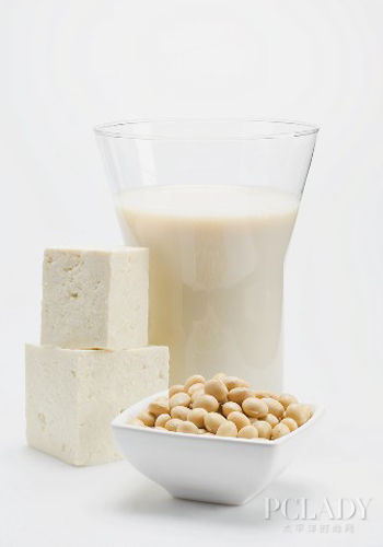 晚喝酸奶不仅营养而且还润肺补钙